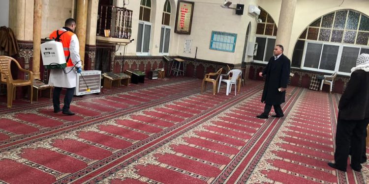 بلدية حلحول تشرع بأعمال تعقيم مدينة حلحول