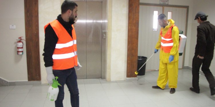 بلدية حلحول تستمر في اعمال تعقيم المدينة