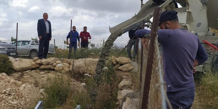 بلدية حلحول تنفذ أعمال ” صب قواعد وأعمدة ” في منطقة الصفا