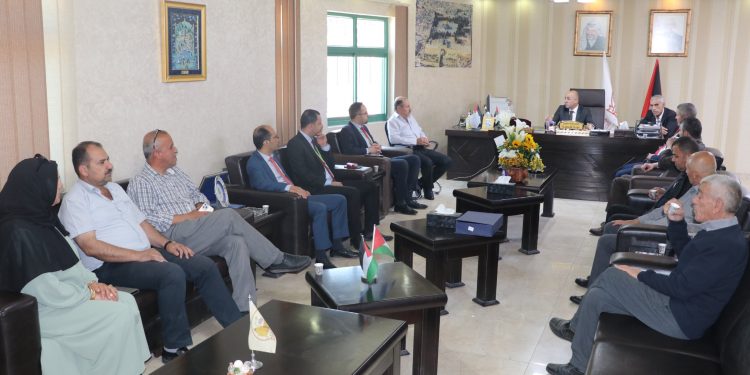 رئيس بلدية حلحول السيد جهاد ابوعصبة يستقبل وفد من شركة جوال