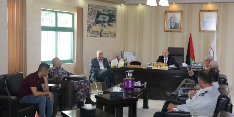 رئيس بلدية حلحول السيد جهاد ابوعصبة يستقبل وفد من جهاز الدفاع المدني الفلسطيني في دار البلدية