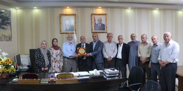 رئيس البلدية يستقبل وفد من صندوق الزكاة الفلسطيني ولجنة زكاة شمال الخليل المركزية