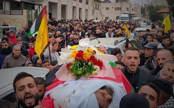 جماهير مدينة حلحول تشيع الشهيد محمد عمرو