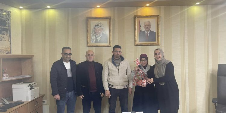 بلدية حلحول تكرم موظفات مكتب تسوية حلحول