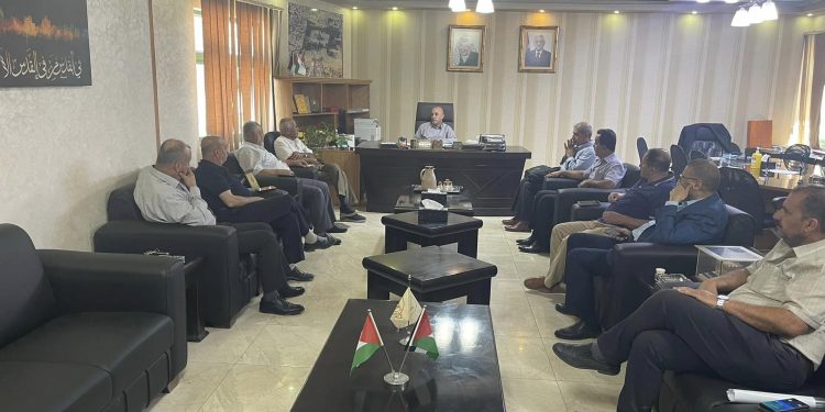 رئيس البلدية وعدد من الاعضاء والموظفين يعقدون اجتماعا مع اعضاء لجنة الصرف الصحي.