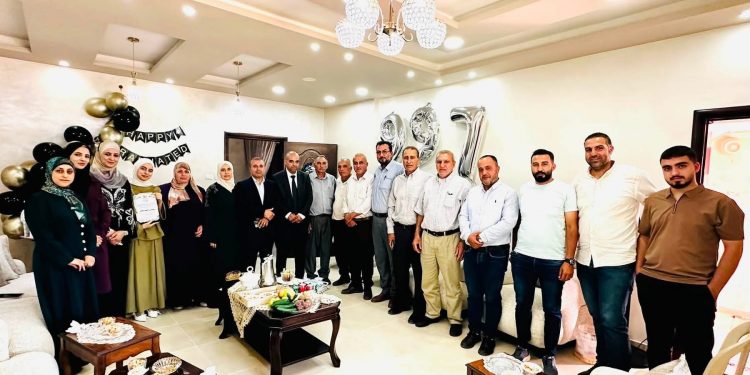 بلدية حلحول تكرم الطالبة المتفوقة سندس محمد عقل الأولى على مستوى الوطن في الثانوية العامة