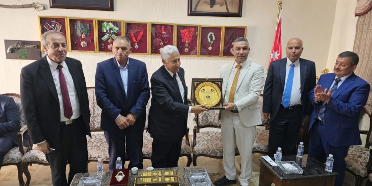 وفد بلدية حلحول يلتقي دولة رئيس الوزراء الأردني الأسبق الدكتور عبدالله النسور
